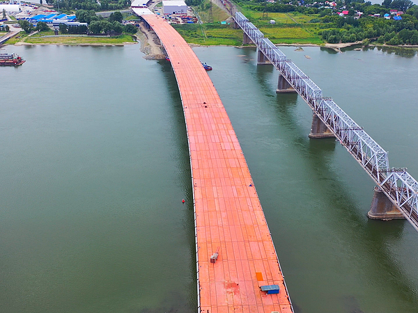 Пролётное строение моста через Обь в Новосибирске устанавливается в проектное положение